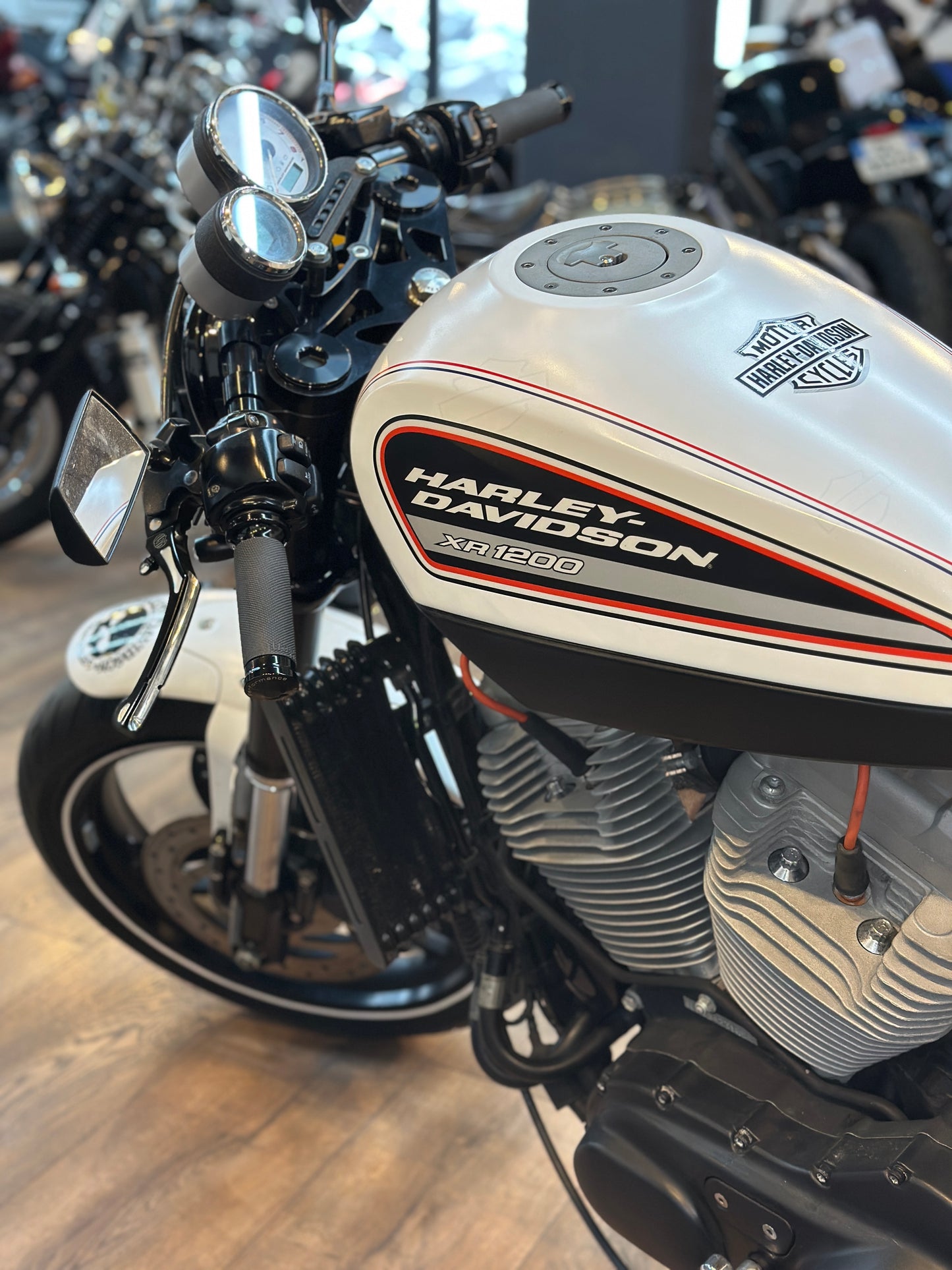 HARLEY DAVIDSON - XR1200 - White Edition